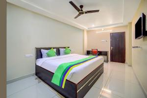 维杰亚瓦达Staro Hotel - Hotel in Vijayawada的一间卧室配有一张带吊扇的床