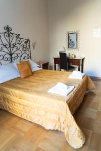 佛罗伦萨雷莱斯学院酒店的一间卧室配有一张大床和一张书桌