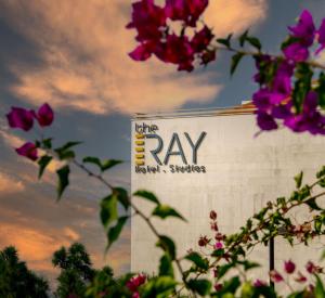 贝鲁特The Ray Hotel and Studios的花卉拉克斯音乐工作室的标志