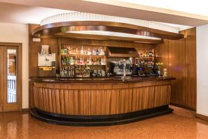 菲格拉斯Hotel Emporda的一间酒吧,位于酒店,设有木墙