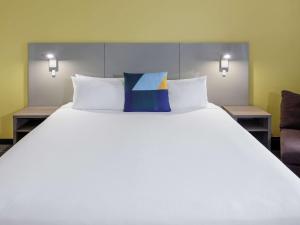 悉尼Sydney Central Hotel Managed by The Ascott Limited的一张带两个枕头的大白色床