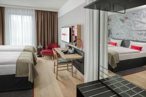 多特蒙德IntercityHotel Dortmund的配有一张床和一张书桌的酒店客房