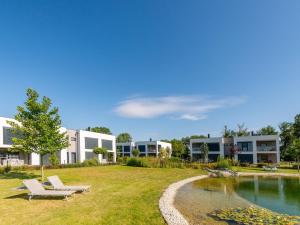 斯拉Elite Holiday Home in Lutzmannsburg with Pool的一座带草坪和游泳池的房子