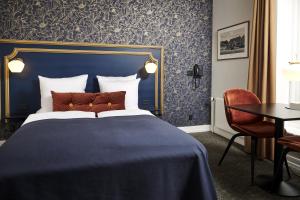 米泽尔法特斯咯塔海恩兹联盟酒店的一间卧室配有一张大床和蓝色床头板