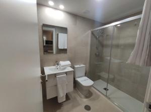 阿兰约兹Apartamentos Atempo Aranjuez的浴室配有卫生间、盥洗盆和淋浴。