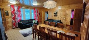 科林基拉Lake Cottage Jänisvaara的客厅配有沙发和桌椅