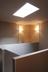 阿夏戈若兹尔酒店的一间带大镜子和灯的浴室