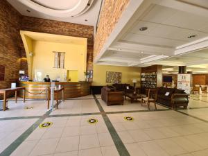 卡拉马阿瓜德尔德西尔托酒店的大楼内一个带沙发和椅子的大堂