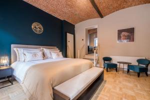 梅瑟斯迪克斯霍夫住宿加早餐酒店的一间卧室设有一张大床和蓝色的墙壁