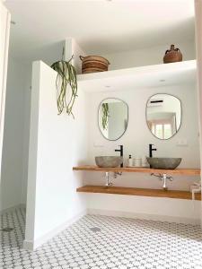 AssumarAssumar Country House的浴室设有2个水槽和2面镜子