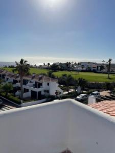 圣米格尔德阿沃纳球道俱乐部酒店的阳台享有海景。
