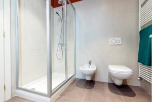 都灵Top Living Apartments - Torino Centro的一间带卫生间和玻璃淋浴间的浴室