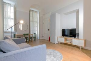 都灵Top Living Apartments - Torino Centro的带沙发和电视的客厅
