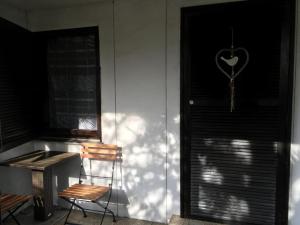 卡特兹奥布萨维Sunrise in Terme Catez的一间房间,门上配有椅子和心钥匙