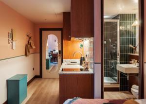 伦敦room2 Chiswick Hometel的一间带水槽和淋浴的浴室