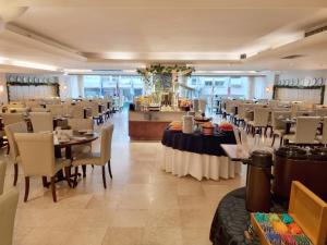 里约热内卢米拉索尔科帕卡瓦纳酒店的一间在房间内配有桌椅的餐厅