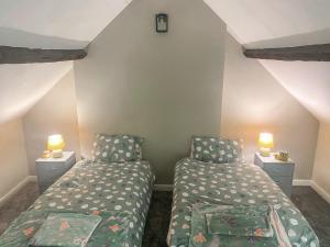 利奇菲尔德4c Gaia Lane的一间小卧室,配有两张床和两盏灯