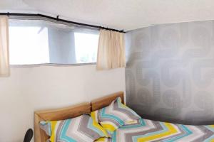 基多Dormitorio Independiente的一间卧室设有一张床和一个窗口