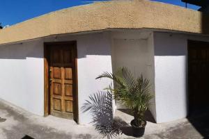 基多Dormitorio Independiente的门前有盆栽的小房子