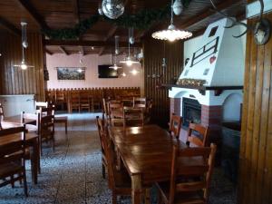 阿夏戈奥博郭米拉蒙提德潘当斯酒店的用餐室配有木桌、椅子和壁炉