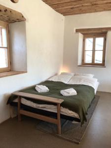 洛伊查赫Weinstöckl in der Südsteiermark的一间卧室配有一张床,上面有两条毛巾