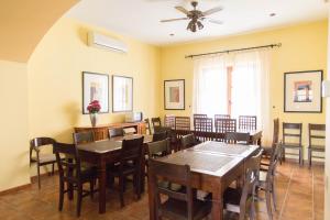 丰特-德彼德拉Casa Rural Aire的一间带桌椅和吊扇的用餐室