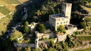 考布Burg Gutenfels的山丘上城堡的空中景观