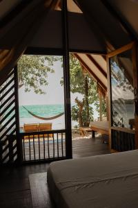 格兰德岛Hotel Islabela Islas Del Rosario的一间享有海景的卧室和吊床