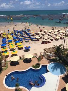 嘎林海斯港PLAGE DU PORTO 204- Beira mar, centrinho turístico的海滩空中景色,配有遮阳伞和人