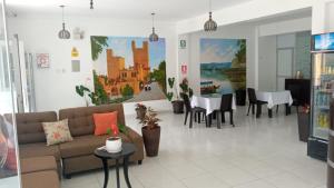 塔拉波托Residencial Lago Verde的客厅配有沙发和桌椅