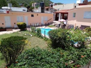 维拉卡洛斯帕兹Amanitas Posada的享有带游泳池的房屋后院的景致