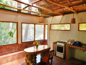 安赫尔港La Buena Vista的厨房配有桌子、炉灶和窗户。