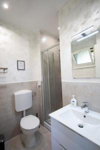 佩鲁贾CASA STELLA San Sisto的浴室配有卫生间、盥洗盆和淋浴。