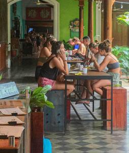 格拉纳达Oasis Hostel的一群坐在餐厅桌子上的人