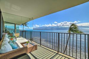 怀卢库Luxurious Maui Getaway with Panoramic Ocean Views!的带阳台的海景度假屋