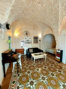 切列梅萨皮卡曼玛卡拉公寓的客厅配有钢琴和沙发