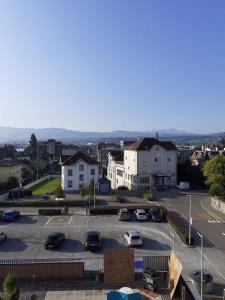 阿尔邦Apartment Seeblick in Arbon von Swisspartments的停车场,停车场有汽车停放