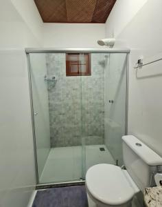 伦索伊斯Apartamento lençóis 103的带淋浴和卫生间的浴室
