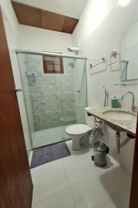 伦索伊斯Apartamento lençóis 103的带淋浴、卫生间和盥洗盆的浴室