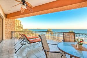佩尼亚斯科港岩点索诺兰度假公寓式酒店的一个带桌椅的海景阳台