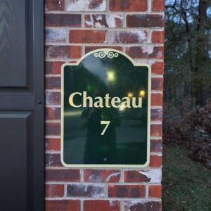 哈蒙德Chateau 7的砖墙上城堡的标志