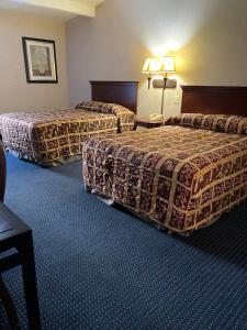 坦普希尔斯特姆普希尔斯经济旅馆的酒店客房设有两张床和一张桌子。