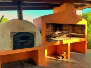拉佩德雷拉Posada Cova Del Sol的一个大砖炉,里面放着比萨饼