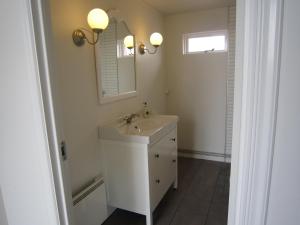 霍芬海居公寓的白色的浴室设有水槽和镜子