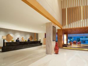 巴淡岛中心巴淡岛高尔夫及会议中心丽筠酒店的酒店大堂,设有前台