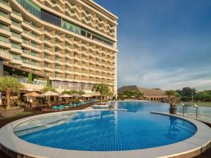 巴淡岛中心巴淡岛高尔夫及会议中心丽筠酒店的大楼前设有大型游泳池的酒店