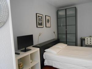 马德里一室公寓客房内的一张或多张床位