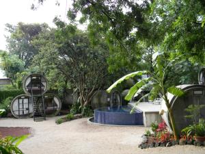迪坡斯特兰管道宾馆的一座拥有蓝色喷泉和树木的花园