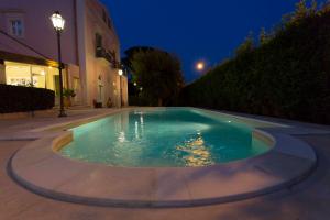 马泰拉莱多拉卡西诺酒店的夜间在庭院中间的游泳池