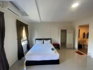 迪沙鲁皇冠迪沙鲁海景公寓的一间带白色大床的卧室和一间浴室